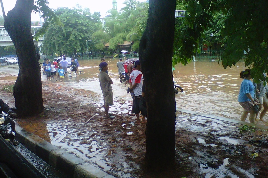 Ketika Warga Ibu Kota Berjalan Terobos Banjir Puluhan Kilometer